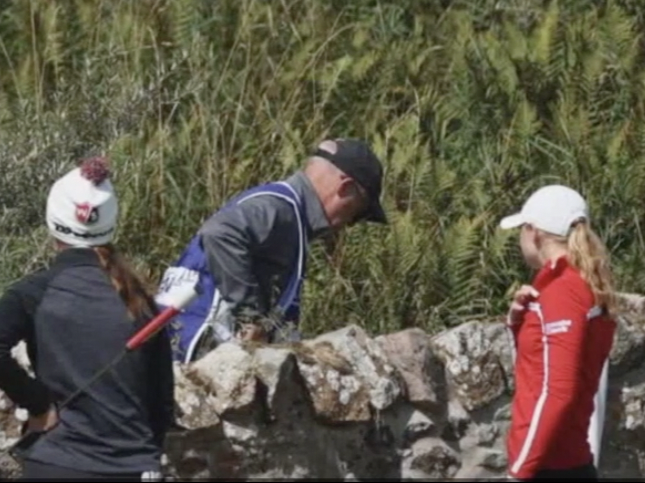 Caddie forced to wade through nettles after bizarre blunder at Womens Open  photo